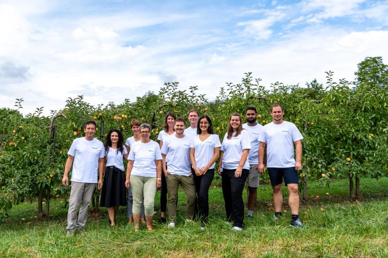 Unser Team vor den Apfelbäumen