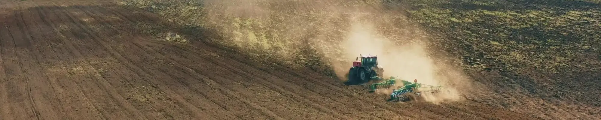 Traktor bei der Arbeit auf den Feldern – Förderung klimafreundlicher Landwirtschaft mit World-Climate Farm